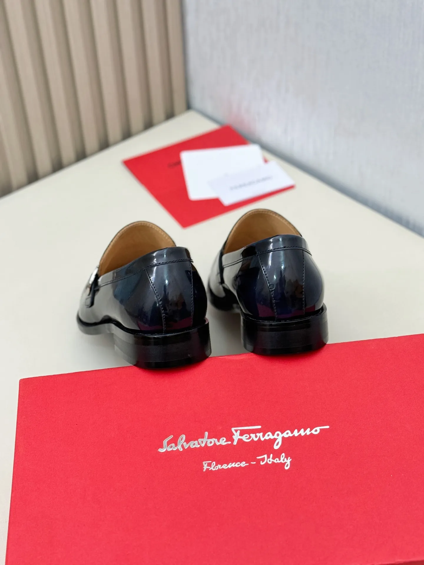 [Ferragamo] P: 560💰 Number of yards: 38~44 (45 orders are non-returnable) Ferragam's new men's formal leather shoes, the fabric is made of imported cowhide, with visible texture, heavy-duty stitching, dyed calfskin inside, standard logo cowhide feet, big-name experience, soft and comfortable on the feet, a men's favorite, special non-slip and wear-resistant rubber soles, easy to handle various occasions, with original box packaging!